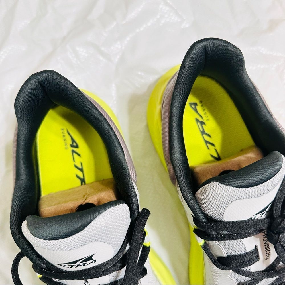 Altra Provision 8 Running Shoes in Light Gray and Green Size 10 near new - Picture 2 of 13